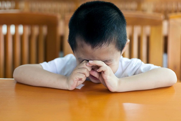 نشانه‌های خاموش تنبلی چشم در کودکان