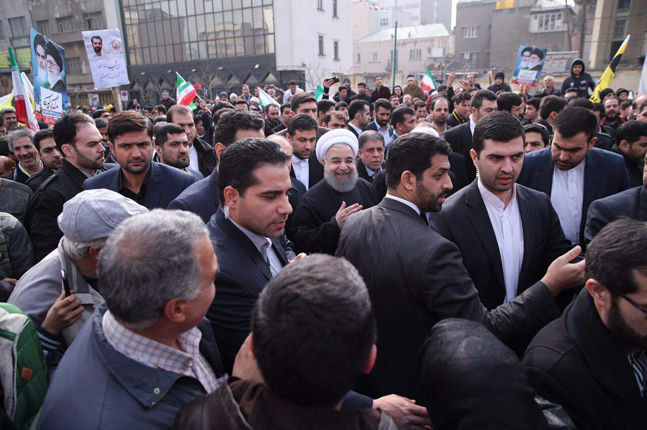 روحانی به جمع شرکت کنندگان در راهپیمایی 22 بهمن پیوست (عکس)