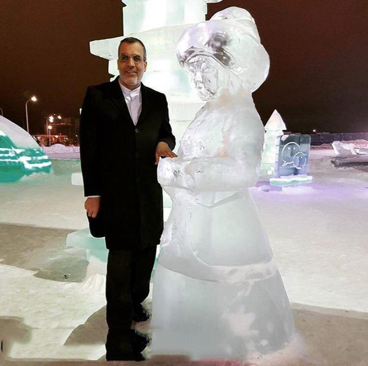 عکس جابری انصاری و مجسمه زن یخی در قزاقستان