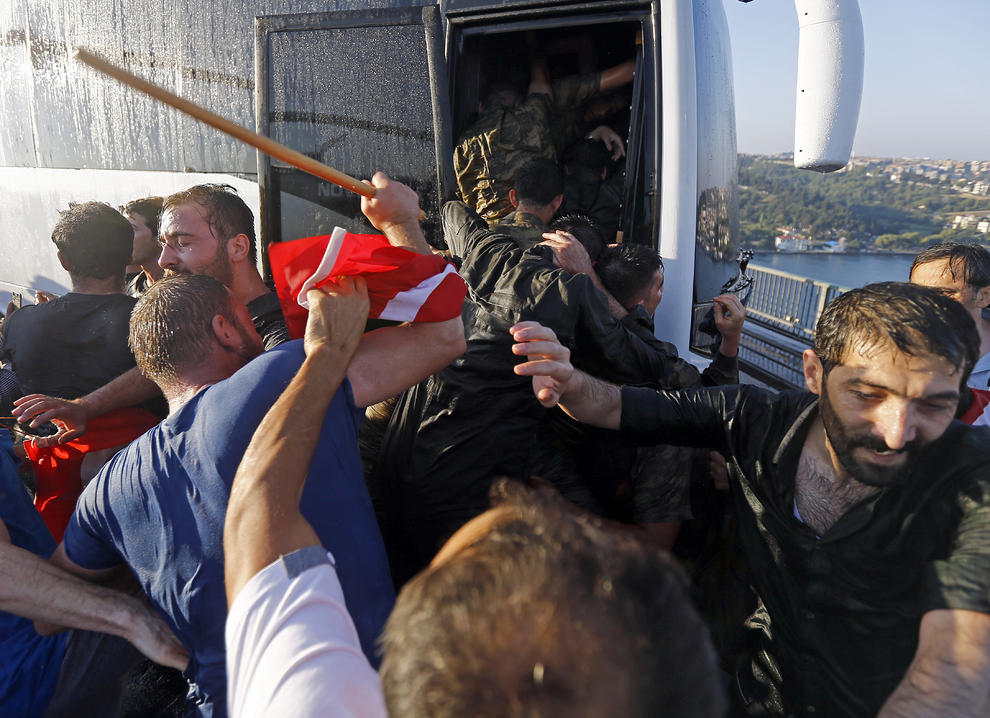 دستگیری های اهانت آمیز در ارتش ترکیه (+عکس)