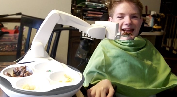 Obi؛ رباتی که می تواند به معلولان غذا بدهد
