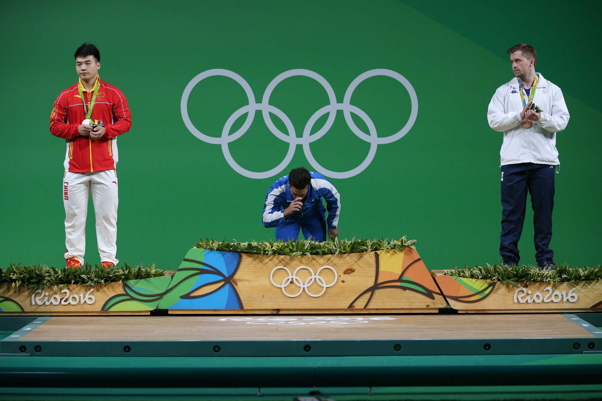 رقص پرچم کیانوش روی تخته پس از کسب طلا(عکس)