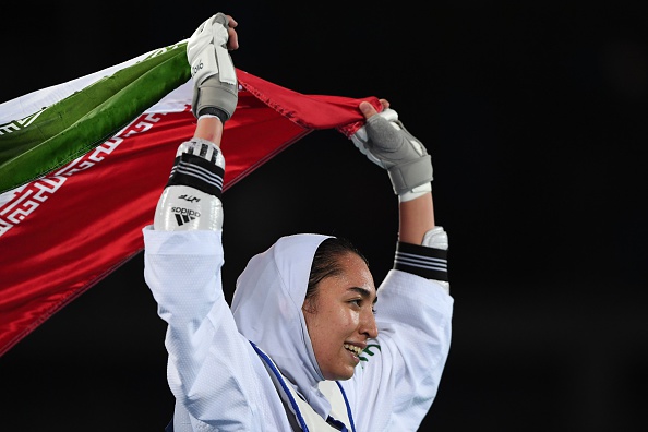 رقص پرچم علیزاده پس از کسب اولین مدال بانوان ایران در المپیک(گزارش تصویری)