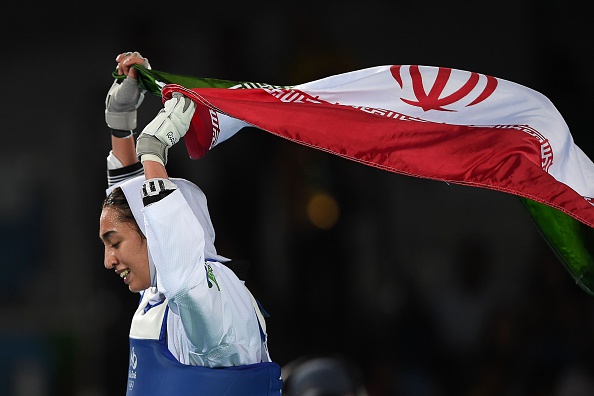 رقص پرچم علیزاده پس از کسب اولین مدال بانوان ایران در المپیک(گزارش تصویری)