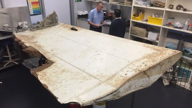 پیدا شدن قطعه ای بزرگ از بال راست هواپیمای گم شده مالزی (+عکس)