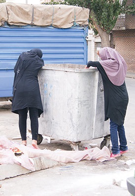 یک زن زباله‌گرد در تهران: شهرداری روزا نمی ذاره کار کنیم