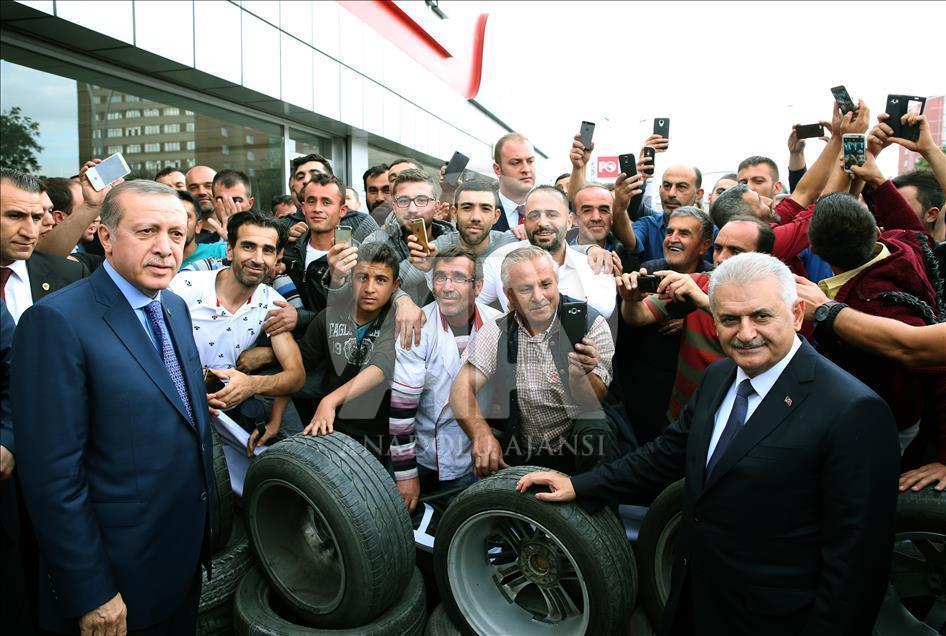 دیدار رئیس جمهور و نخست وزیر ترکیه با برخی کسبه آنکارا (+عکس)