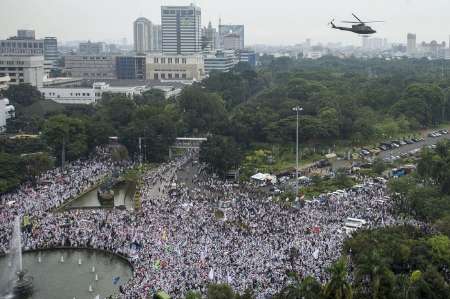 تظاهرات مسلمانان اندونزیایی در اعتراض به اظهارات فرماندار جاکارتا