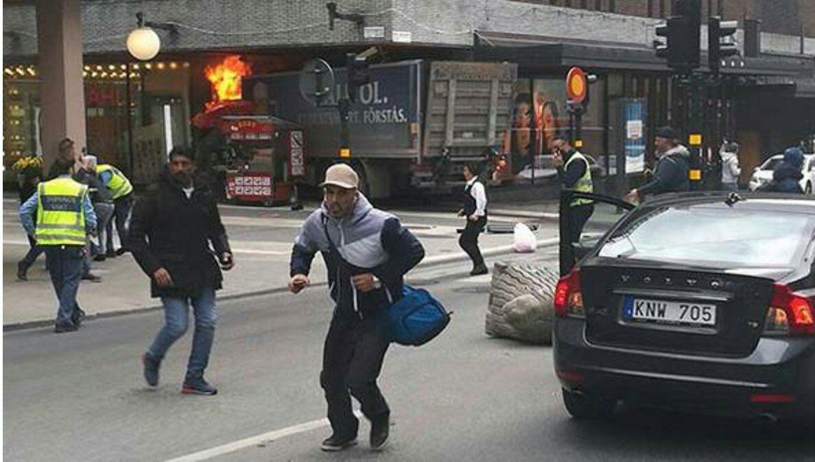 زیر گرفتن عابران پیاده از سوی راننده یک دستگاه کامیون در سوئد/ کشته شدن 3 نفر/ بازداشت یک متهم