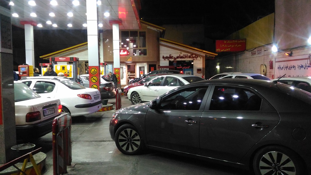 صف های طولانی در پمپ بنزین های کرج (+عکس)