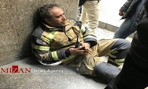 اتفاق عجیب در محل حادثه آتش&zwnj;سوزی: فرمانده آتش&zwnj;نشان دچار دودگرفتگی شد (+عکس)