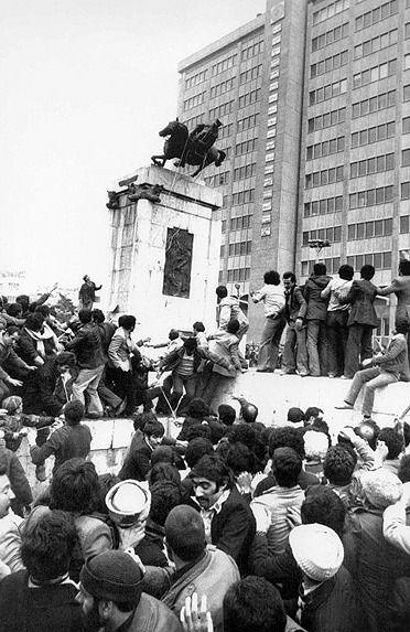انقلابیون از سرنگونی سریع نظام پادشاهی غافلگیر شدندمعاون سازمان برنامه وقوع انقلاب را پیش بینی کرده بود/از تمایلات جاه طلبانه تا دو قطبی شدید فرهنگی