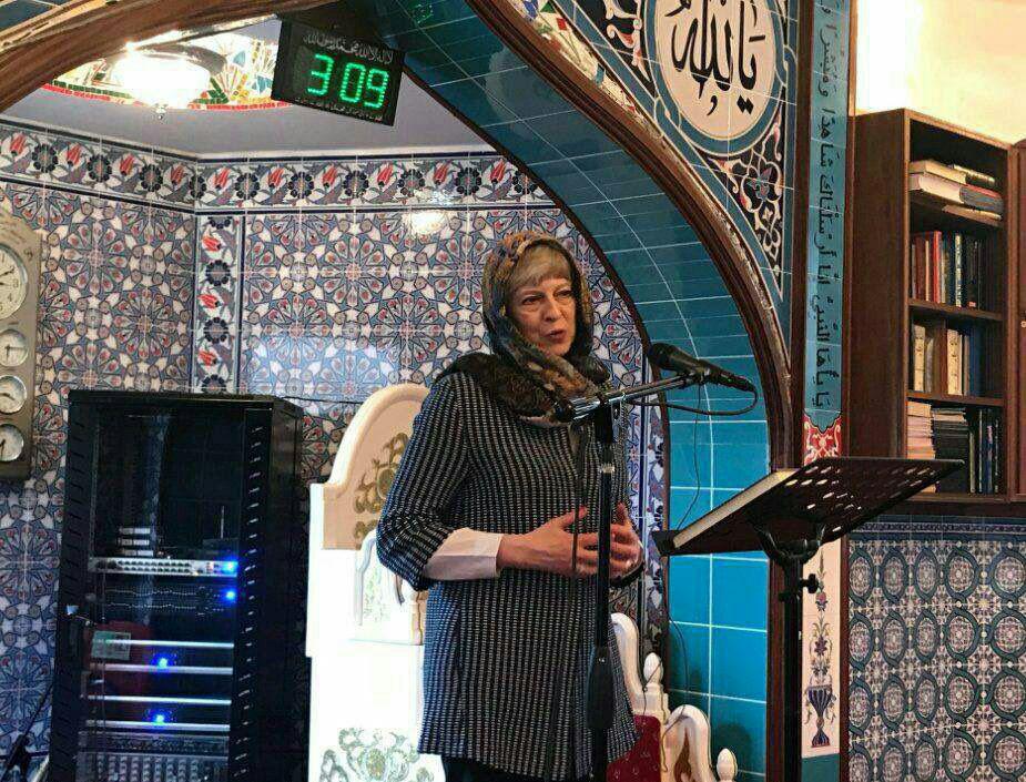 حجاب نخست&zwnj;وزیر انگلیس حین بازدید از یک مسجد در حومه لندن (عکس)