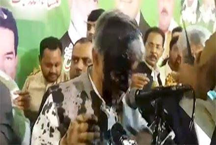 حمله با جوهر به وزیر خارجه پاکستان