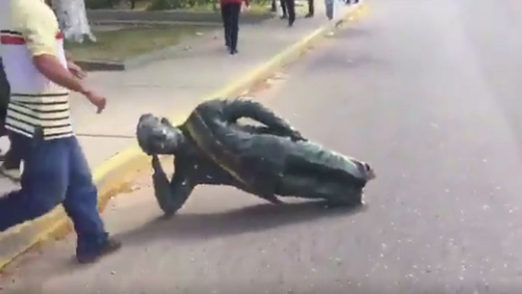 پایین کشیدن و شکستن مجسمه چاوز در ونزوئلا (+عکس)
