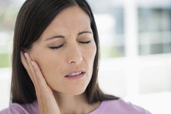 چرا هنگام خمیازه کشیدن دچار گوش درد می‌شوم؟