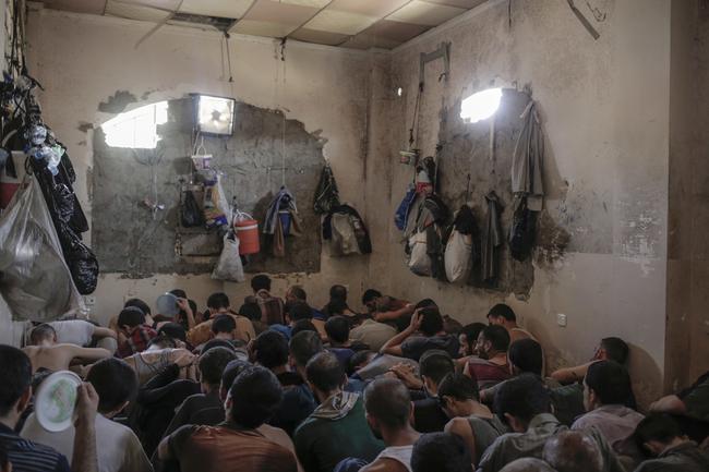 محل نگهداری صدها اسیر داعشی در موصل عراق (+عکس)