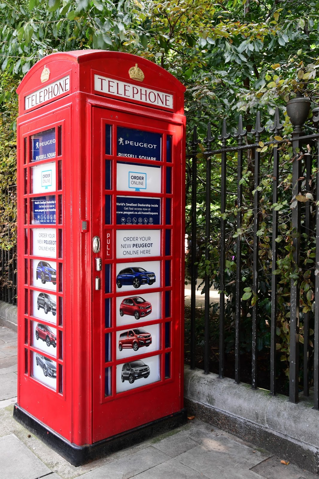 کیوسک تلفن قرمز لندن، کوچک‌ترین بنگاه خودروی جهان