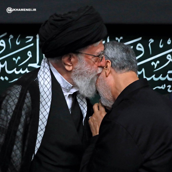 بوسه رهبری بر صورت سردار سلیمانی عکس