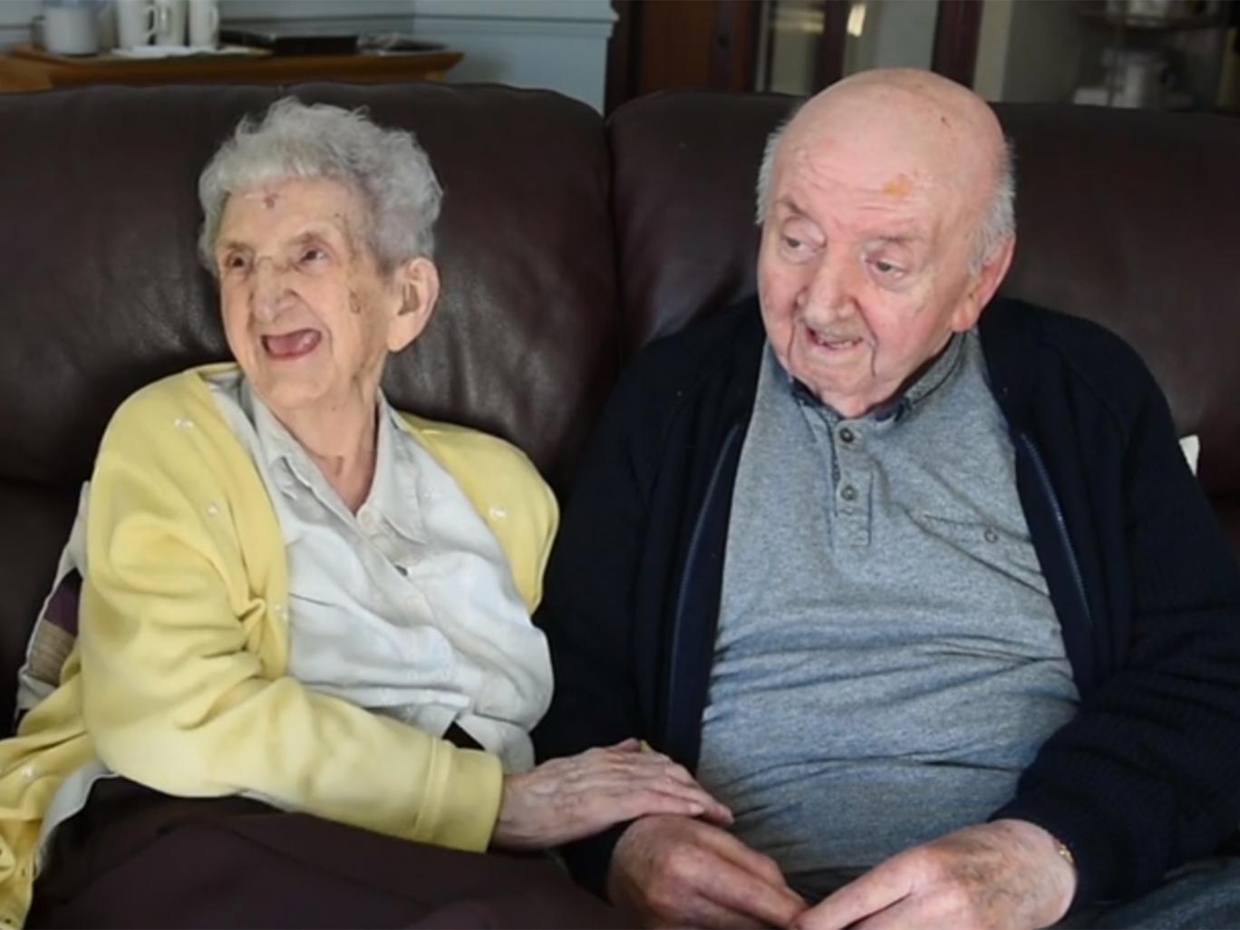 انگلیس؛ مادر ۹۸ ساله برای مراقبت از پسر ۸۰ ساله‌اش، ساکن خانه سالمندان شد  (+عکس)