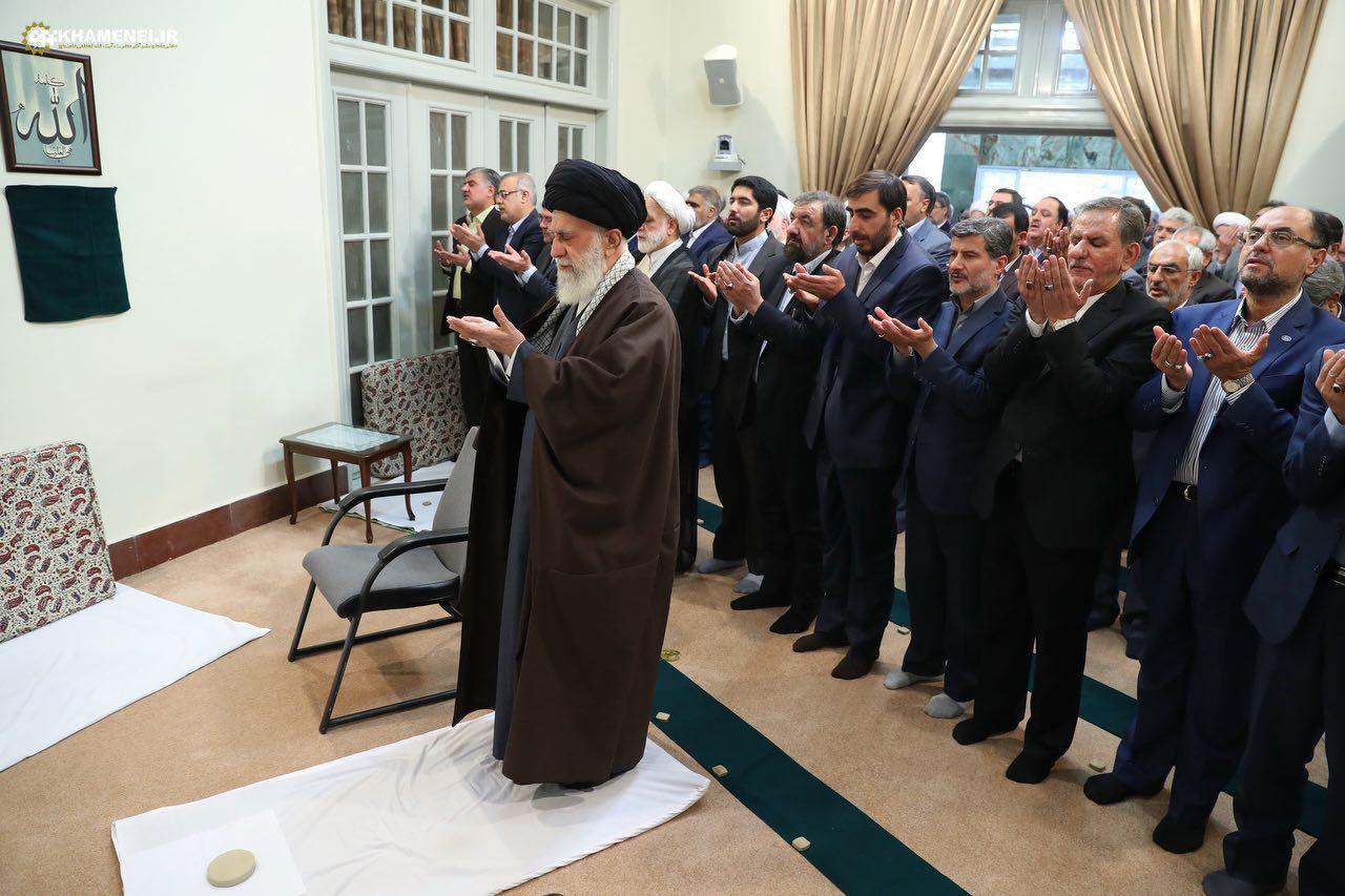 دیدار نوروزی جمعی از مسئولان کشور با مقام معظم رهبری/ اقامه نماز مسئولان با رهبری(عکس)