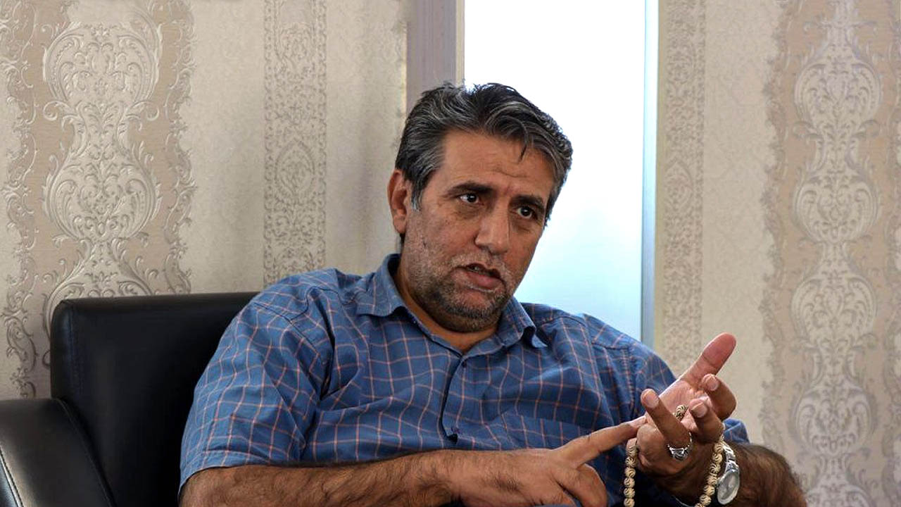 جوادی حصار عضوشورای مرکزی اعتماد ملی:بحث &laquo;عبورسیاسی از روحانی&raquo; برای منحرف کردن مطالبات اصولی از دولت است/ رئیس جمهوری کمتر از یک چهارم قدرت کشور را در دست دارد/ باید حوزه اختیارات رئیس جمهور را برای مردم شفاف کنیم/ رئیس جمهور نباید به جای همه حرف بزند، پس وزرا و معاونین چه کاره اند؟
