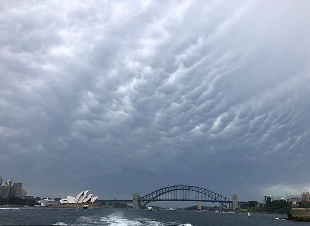 ظهور ابرهای عجیب در آسمان سیدنی+عکس