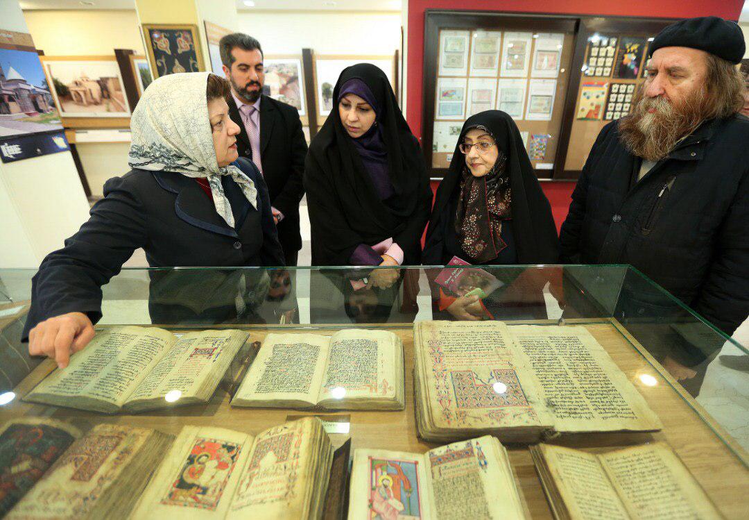 بازدید رئیس سازمان اسناد و کتابخانه ملی از کلیسای حضرت مریم بازدید رئیس سازمان اسناد و کتابخانه ملی از کلیسای حضرت مریم
