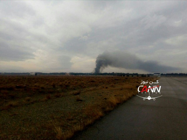 سقوط هواپیمای ارتش در صفادشت کرج/ پیکر ۱۵ نفر از هواپیما خار ...