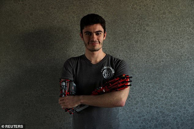 نوجوان معلولی که برای خود دست رباتیک ساخت (+عکس)