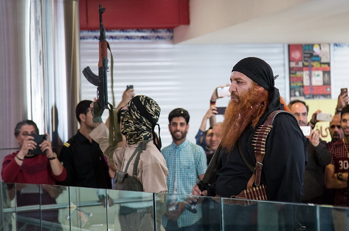 هیولاهای داعشی در پردیس کوروش/ الگو برداری از تبلیغ سریال بازی تاج و تخت!