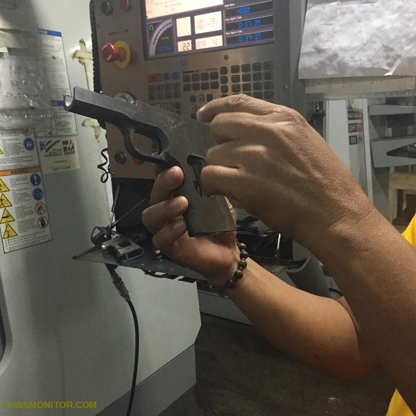 تصاویری از یک کارخانه اسلحه سازی در فیلیپین