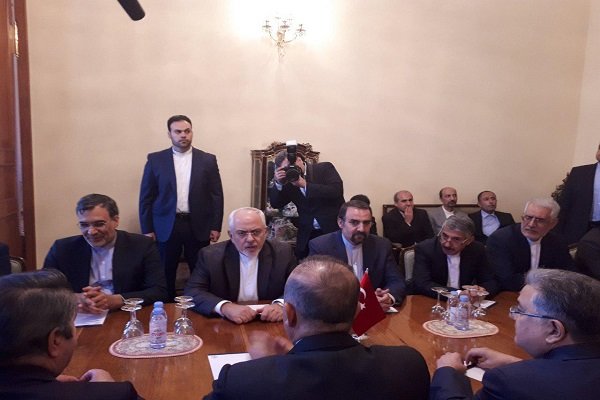 دیدار ظریف با وزیر خارجه ترکیه (+عکس)