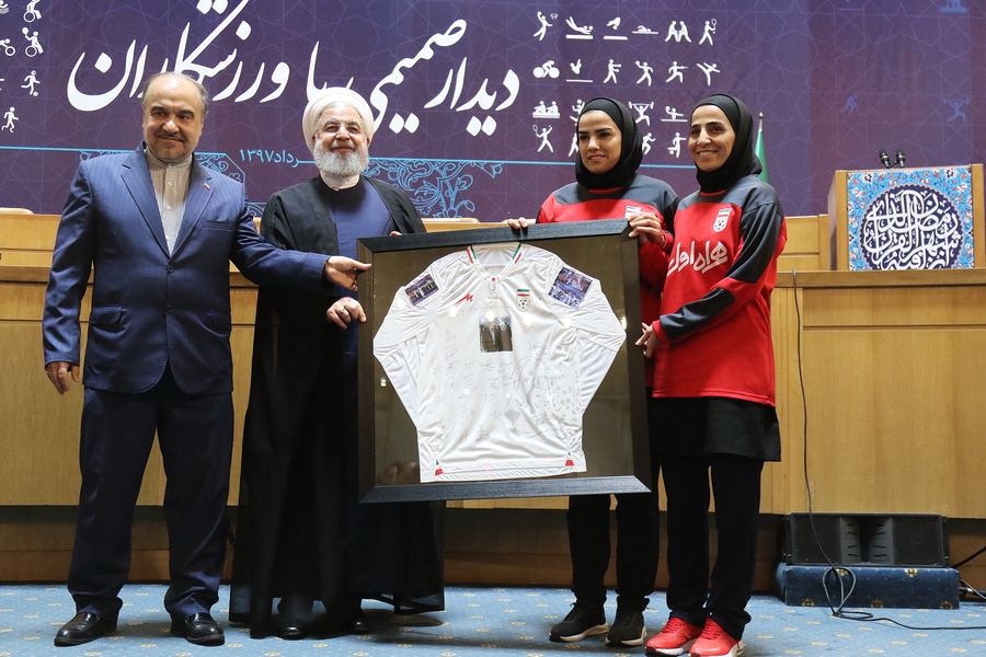 هدیه ویژه دختران فوتسالیست به رئیس جمهور (+عکس)