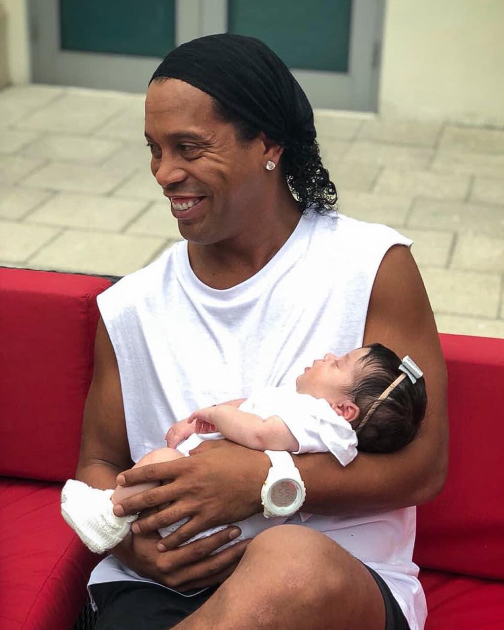 رونالدینیو و دختر خوانده&zwnj;اش (عکس)