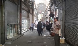 بخش‌هایی از بازار تهران امروز هم بسته ماند/تجمع و شعار در خیابان پانزده خرداد/حضور نیروهای امنیتی در بازار