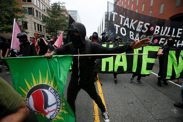 رویارویی مخالفان و موافقان سرسخت نژادپرستی در واشنگتن