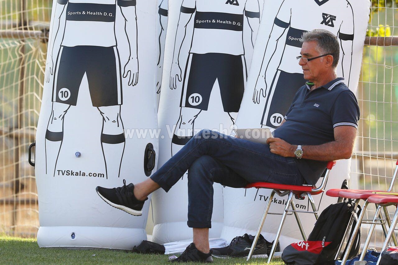 کی روش یک گوشه می نشیند و تمرین تیم ملی را نگاه می کند