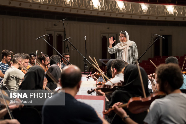 صدای نوازندگان به گوش رهبر نمی&zwnj;رسد!