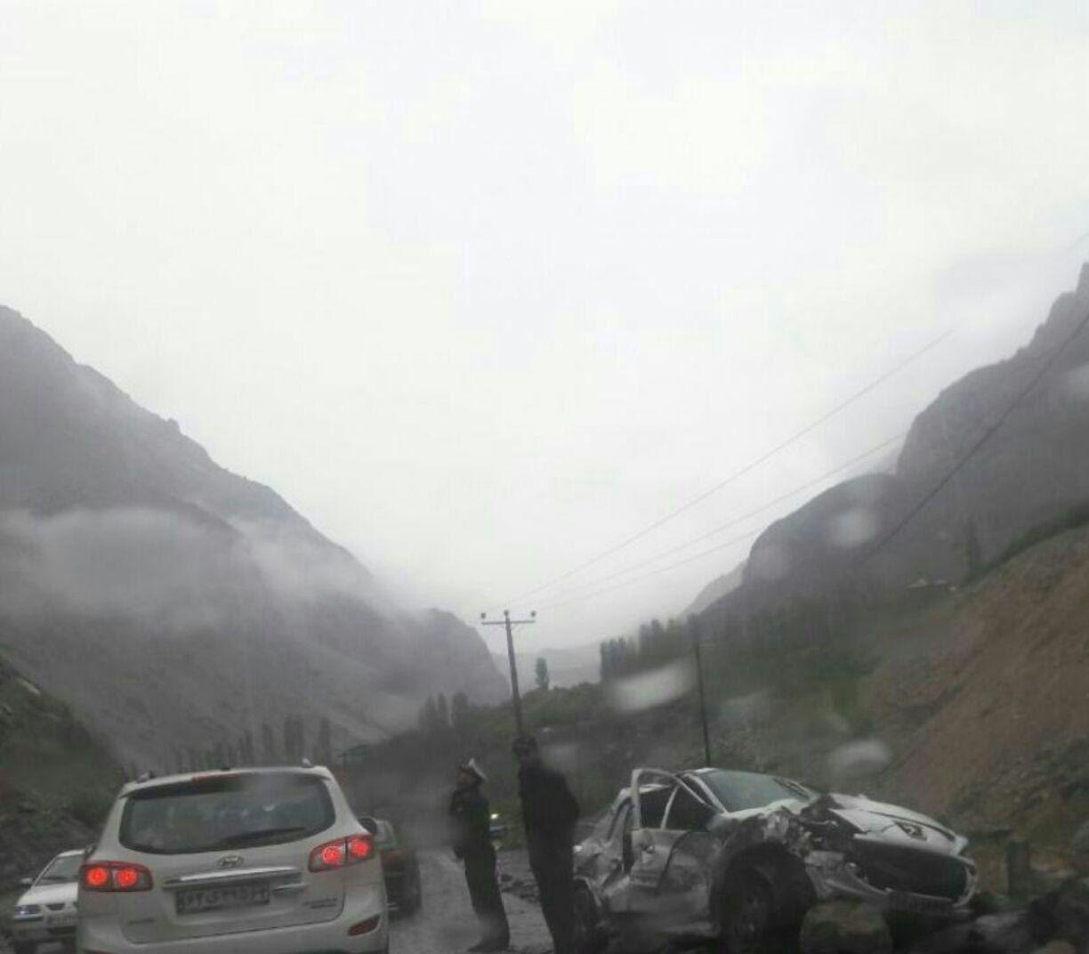 ریزش کوه در جاده هراز/ سواری پژو له شد
