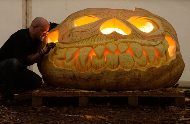 ساخت فانوس با کدو تنبل غول&zwnj;پیکر (عکس)