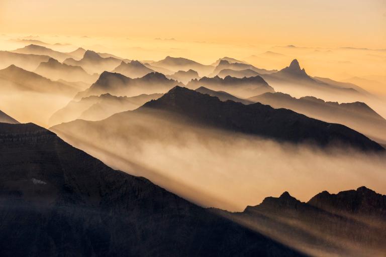 قله&zwnj;های احاطه شده از دود آتش (عکس)