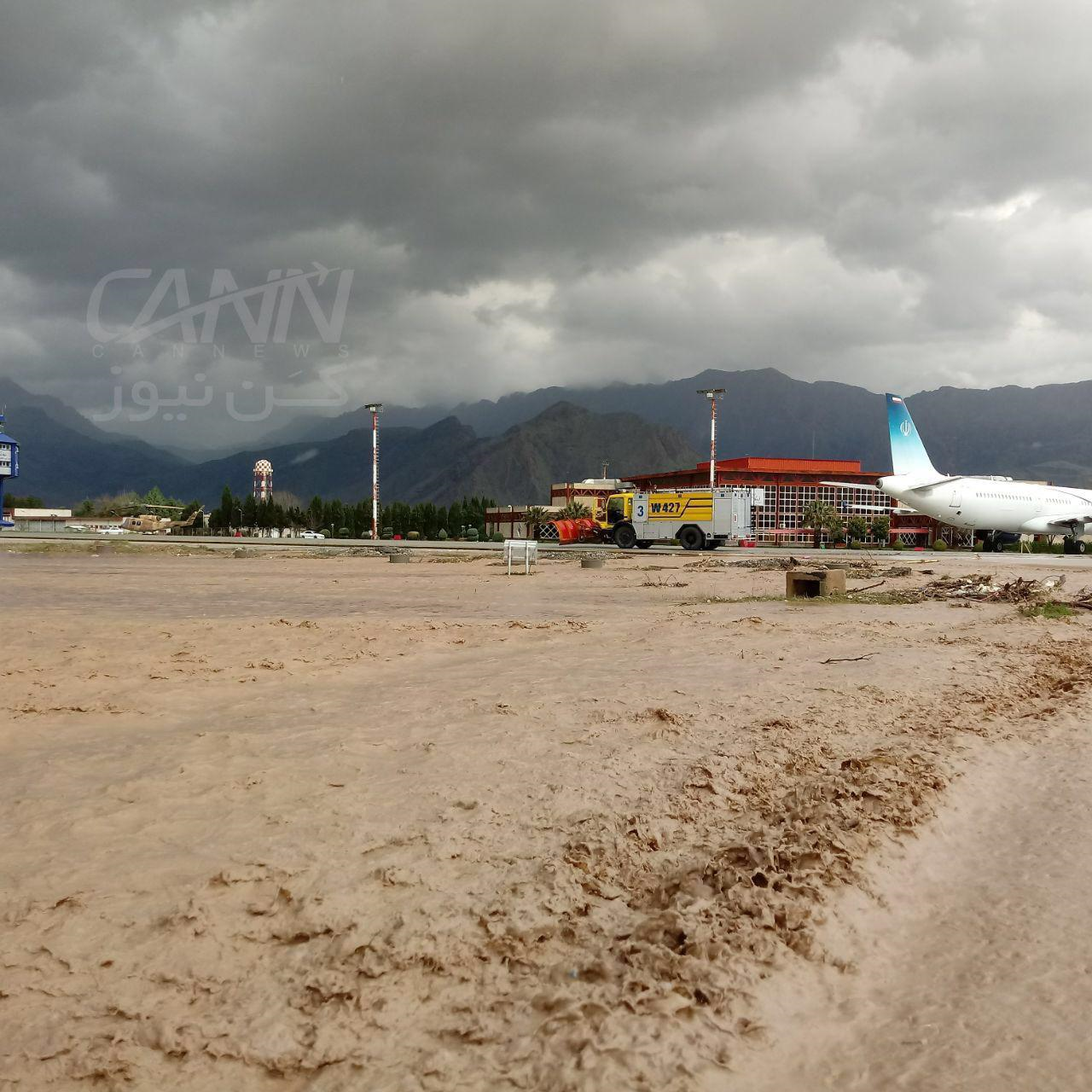 هواپیمای جهانگیری در محاصره سیل (+عکس)