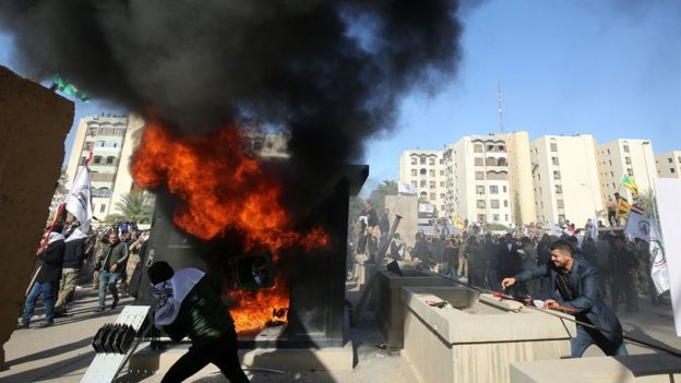 حمله معترضان عراقی به داخل سفارت آمریکا در بغداد (+عکس)/ ادعای ترامپ: کار ایران است