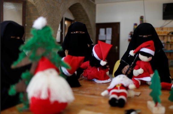 زنان غزه در حال درست کردن عروسک برای مسیحیان