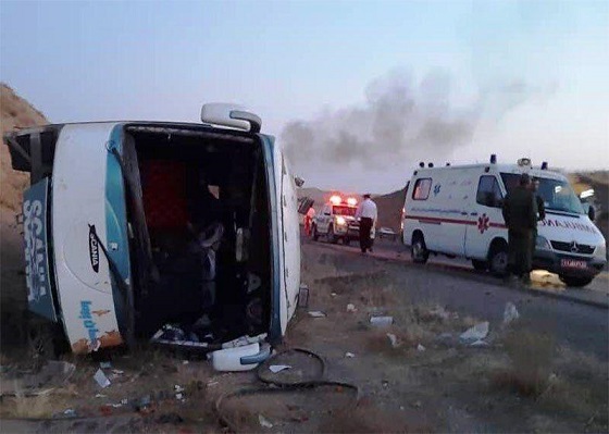 یک کشته و ۲۲ مصدوم در حادثه واژگونی اتوبوس در محور 