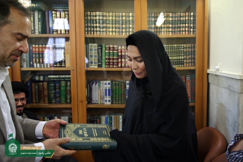 یک بودایی در حرم مطهر رضوی مسلمان شد (+عکس)