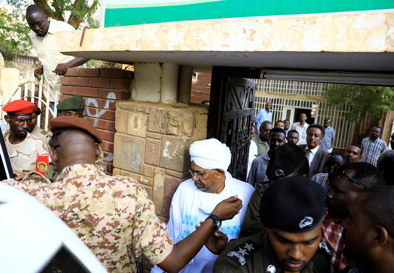 &laquo;عمر البشیر&raquo; برای بازجوئی در انظار عمومی ظاهر شد