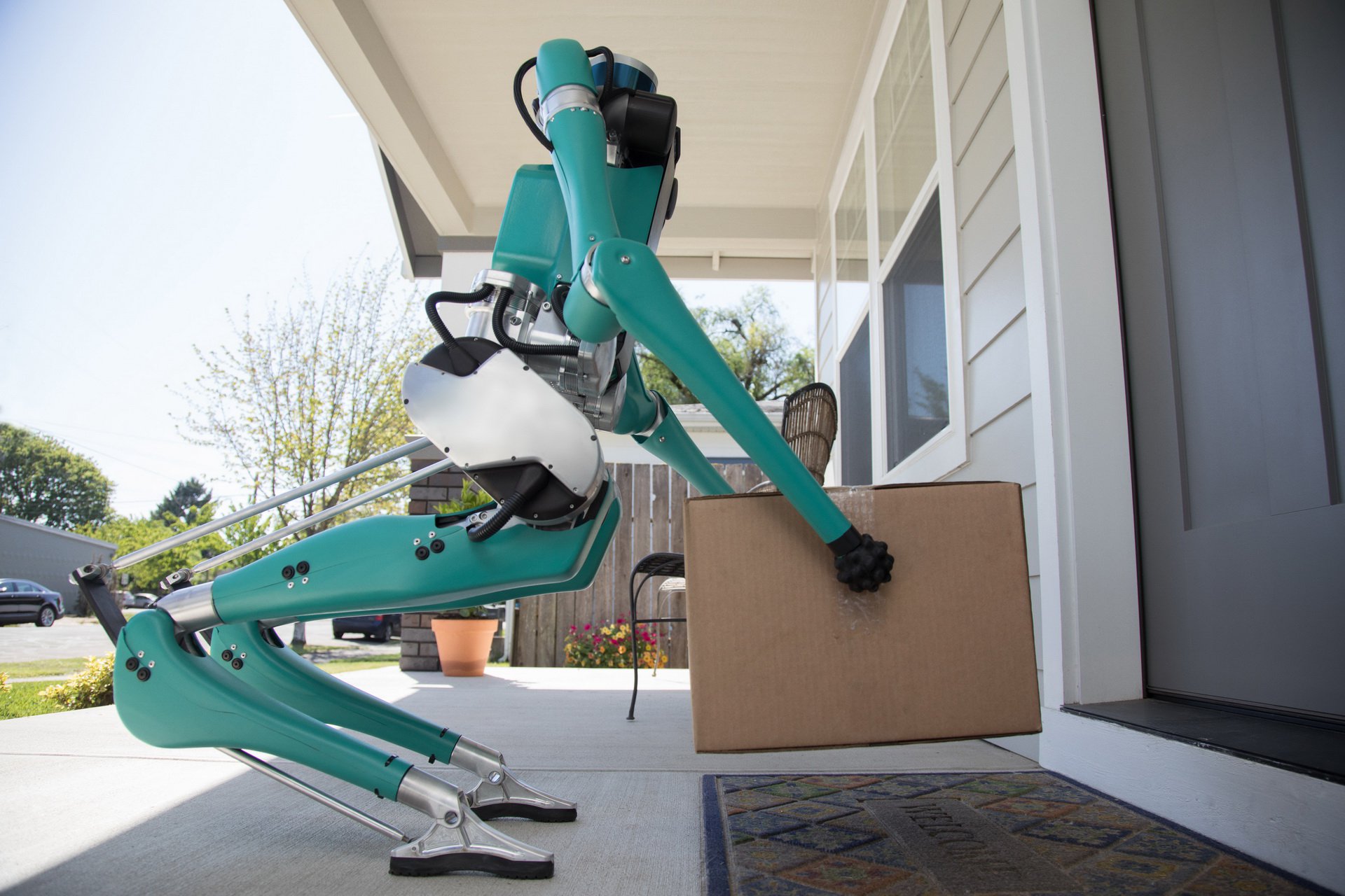 روبات دو پای فورد برای حمل و نقل پستی