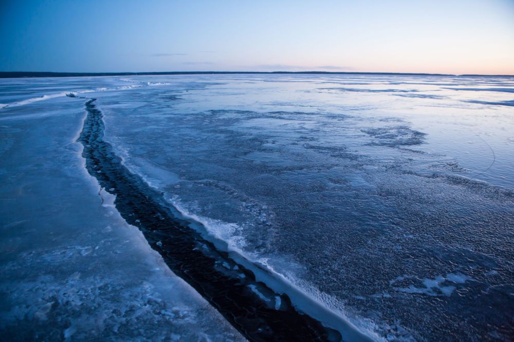 Замерзают ли озера. Замерзшее Онежское озеро. Онежское озеро зима. Замерзшее море. Онежское озеро зимой.
